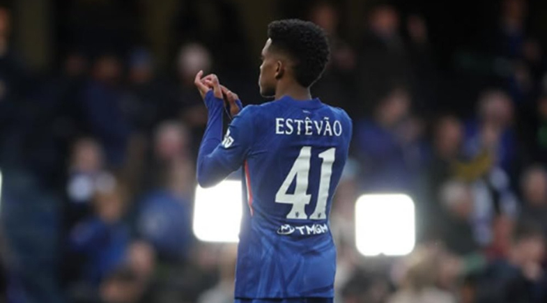 Estêvão sente lesão em jogo do Chelsea e vira preocupação para Ancelotti