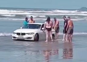 BMW precisa ser rebocada após atolar na areia em Bertioga