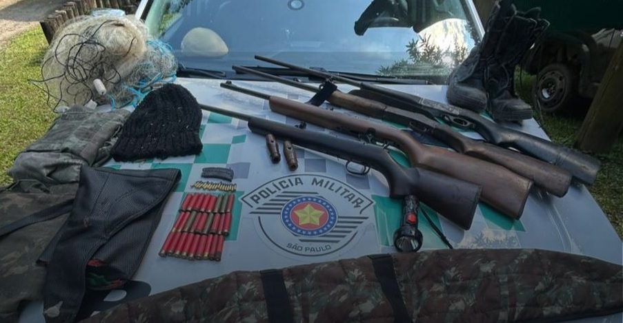 Polícia Ambiental desmonta estruturas de caça ilegal e apreende armas em área de mata em Praia Grande