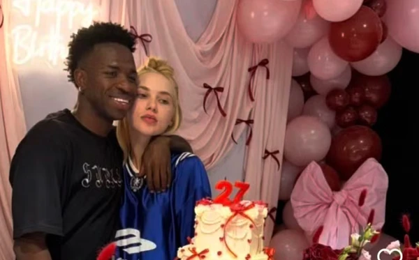 Cara fechada de Virginia em festa surpresa reforça rumor de crise com Vini Jr.