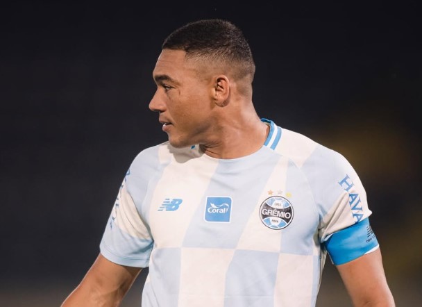 Carlos Vinícius perde 3 pênaltis, tem gol anulado, e Grêmio empata na Sul-Americana