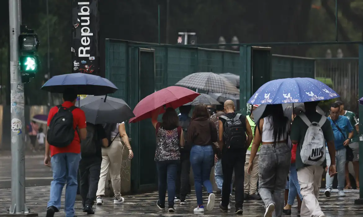 São Paulo deve registrar queda na temperatura e chuva neste domingo (3); veja previsão