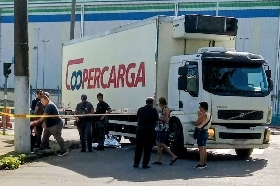 Ciclista morre atropelado por caminhão na Avenida Perimetral, em Santos
