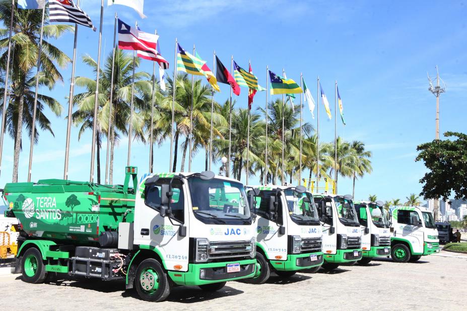 Limpeza urbana de Santos passa a contar com cinco caminhões elétricos