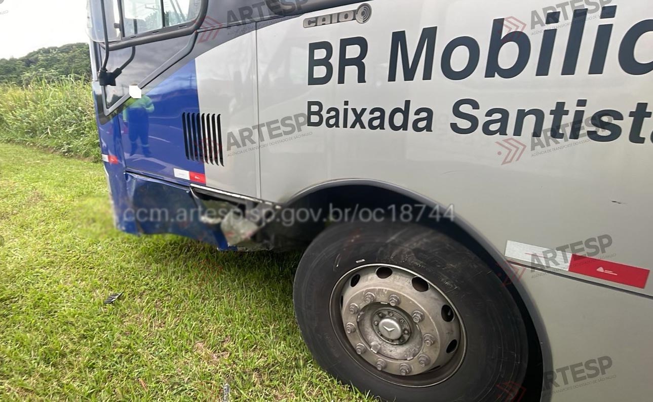 Carro bate em ônibus após realizar manobra irregular em rodovia de Itanhaém