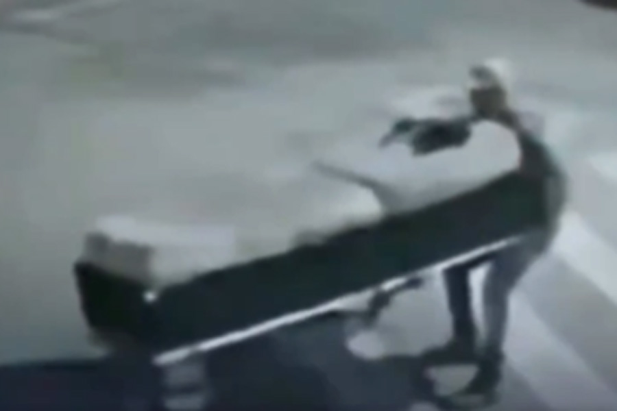 Aposentada foi assassinada e teve corpo transportado pelas ruas de Guarujá dentro de cama; VÍDEO