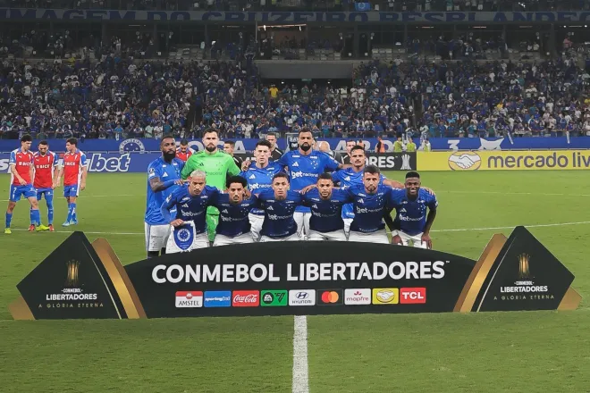 Cruzeiro sofre pelo alto, toma gol no fim e perde para Católica em casa