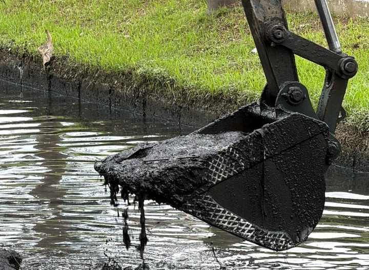 São Vicente atinge 50% das obras de desassoreamento de canais para reduzir enchentes