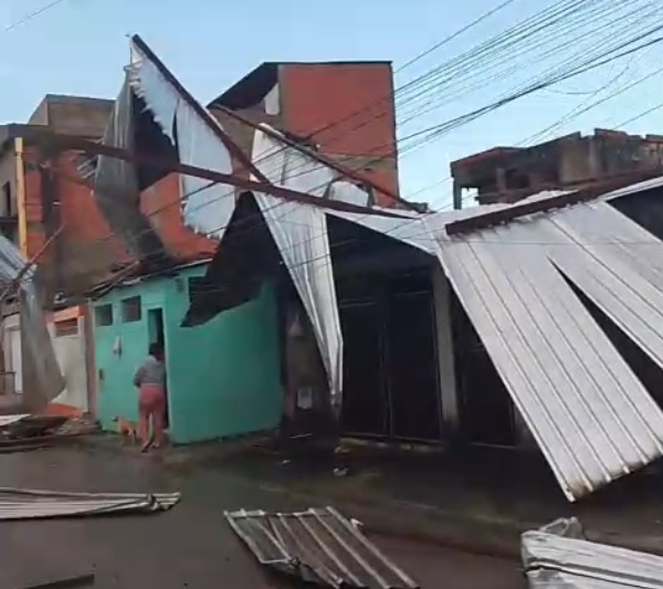 Temporal com ventos fortes destelha casas e fere criança em Praia Grande; VÍDEO