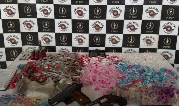 Suspeito é preso com armas e 3 kg de drogas na Zona Noroeste de Santos