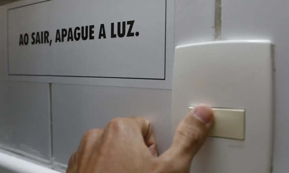 Governo recua de empréstimo e busca alternativa para segurar conta de luz em ano eleitoral