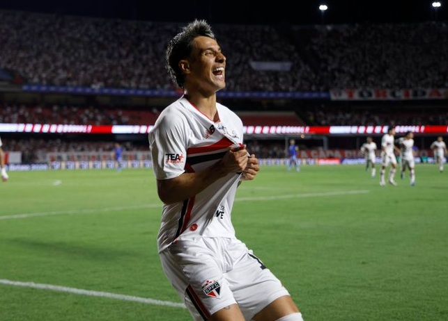 Em noite iluminada, Ferreirinha faz três e São Paulo goleia o Cruzeiro