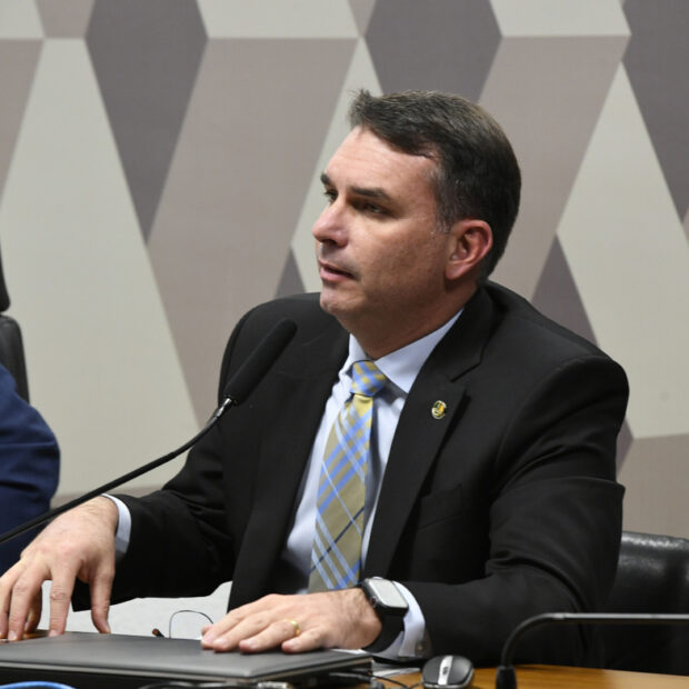 Flávio Bolsonaro reforça negociações por aliança; PP e União Brasil sinalizam apoio