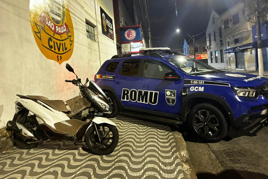 Condutor é preso após sofrer acidente com moto roubada e tenta fugir de GCMs em São Vicente