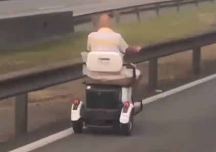 Idoso é flagrado com triciclo elétrico na marginal da Anchieta, em Santos; VÍDEO