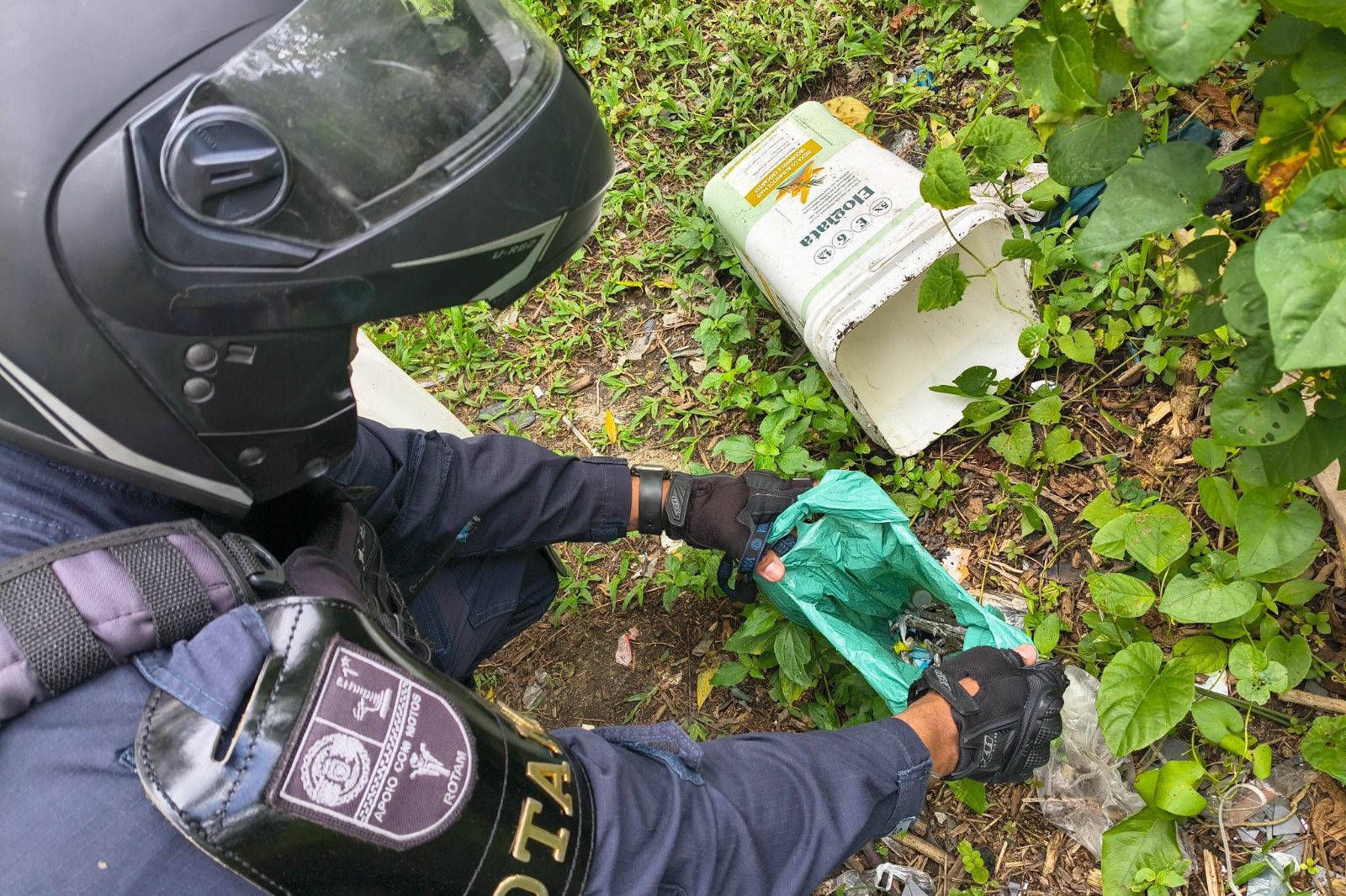 GCM apreende drogas escondidas em área de mata após fuga em São Vicente