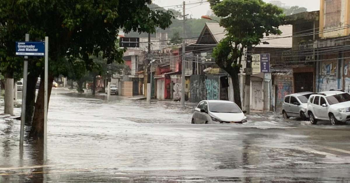 Chuva forte e maré alta alagam ruas de Belém, que decreta emergência