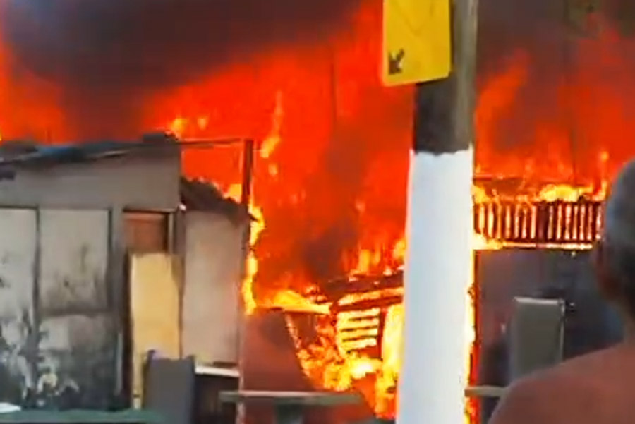 Incêndio atinge residências de madeira na comunidade do Mangue Seco, em Santos; VÍDEO