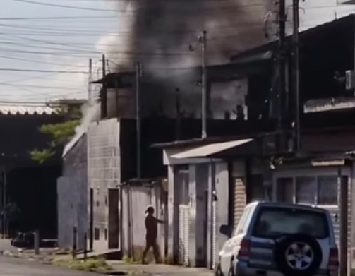Incêndio atinge borracharia em Vicente de Carvalho