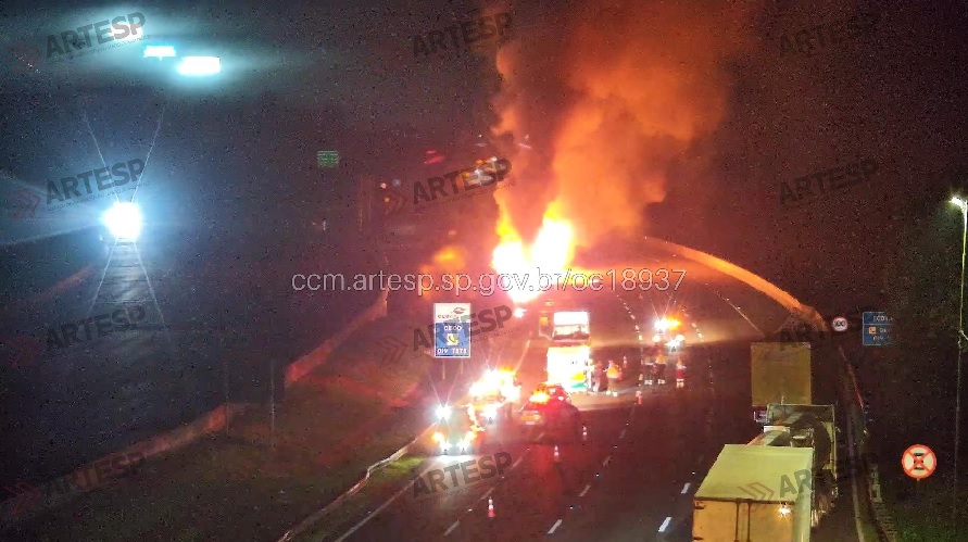 Carreta tomba e pega fogo na Rodovia dos Imigrantes no sentido litoral