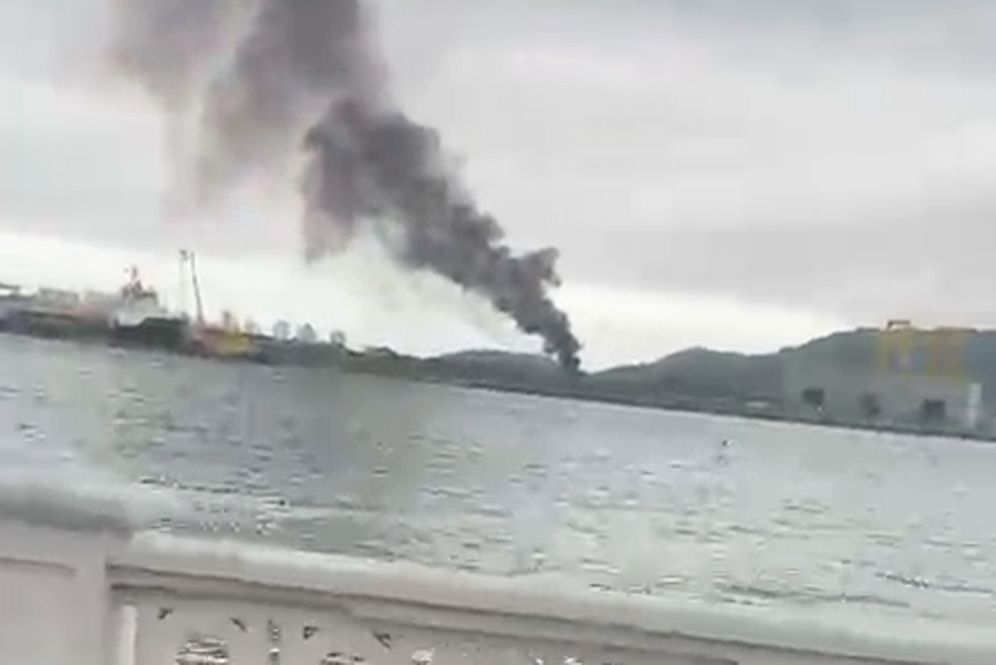 Caminhão pega fogo em terminal na margem de Guarujá do Porto de Santos; VÍDEO