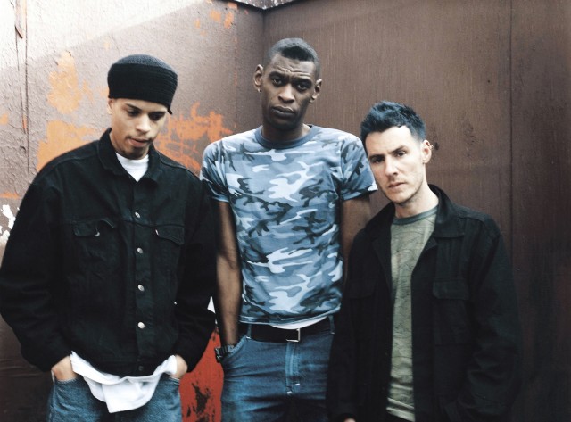 Massive Attack lança single com Tom Waits e curta sobre protestos recentes nos EUA