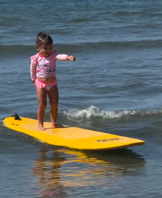 Surfista de dois anos da Baixada Santista viraliza em vídeos nas redes sociais; VÍDEO