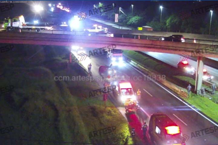 Motociclista morre após cair de viaduto e ser atropelado na Imigrantes, em Cubatão