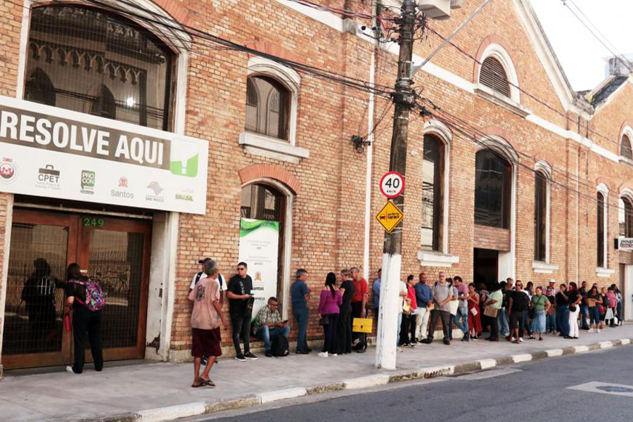 Mutirão do Emprego em Santos atrai mais de 400 candidatos em um só dia e estende entrevistas até sexta