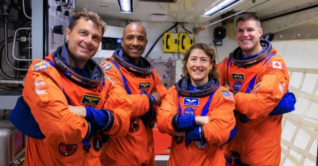 Christina Koch se torna 1ª mulher a sobrevoar a Lua, e Victor Glover, o 1º negro