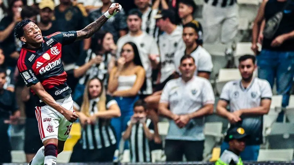 Flamengo passeia com direito a golaço de Plata e amplia crise no Atlético-MG