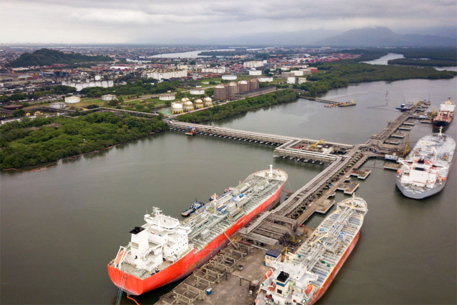 Porto de Santos prioriza navio de combustível para enfrentar efeitos da guerra