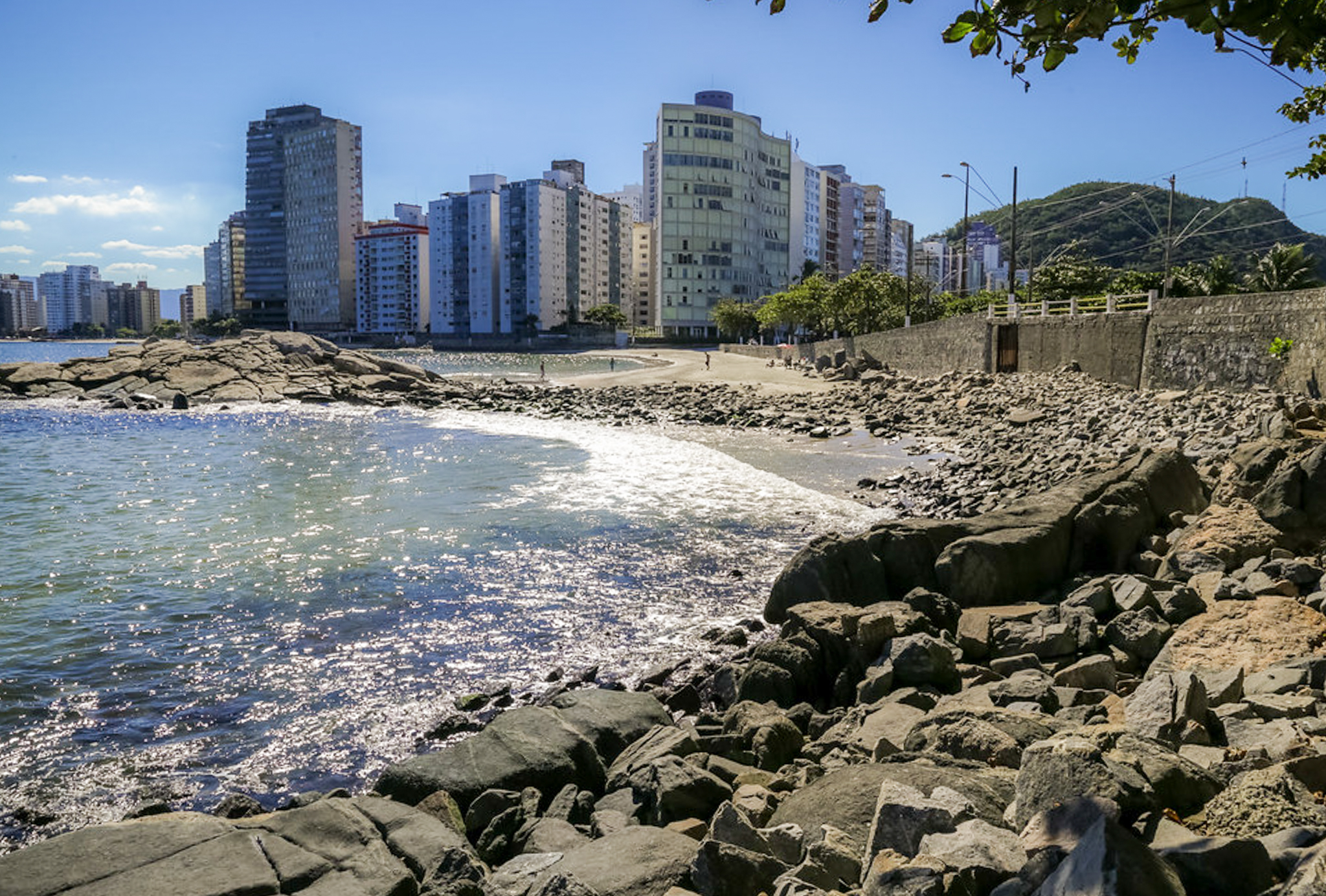 Justiça determina ações urgentes contra erosão em praias de São Vicente após pedido do MP-SP