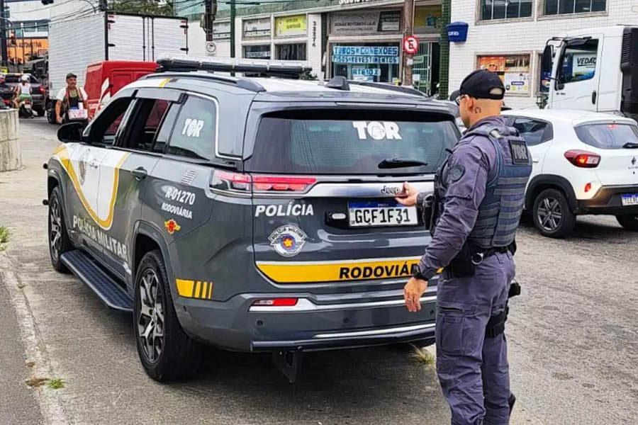 Foragido por roubar PM na Imigrantes é preso vendendo água em Praia Grande