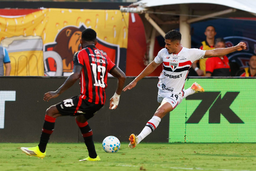 Com um a mais, Vitória ganha de um apático São Paulo no Barradão
