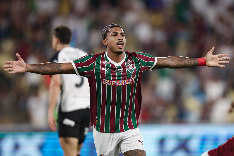 Fluminense atropela o Corinthians em noite com briga e gesto obsceno