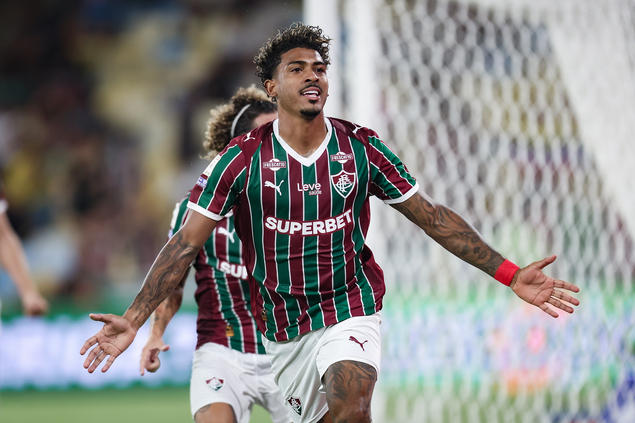 John Kennedy decide, Fluminense vence Chape e se mantém perto dos líderes
