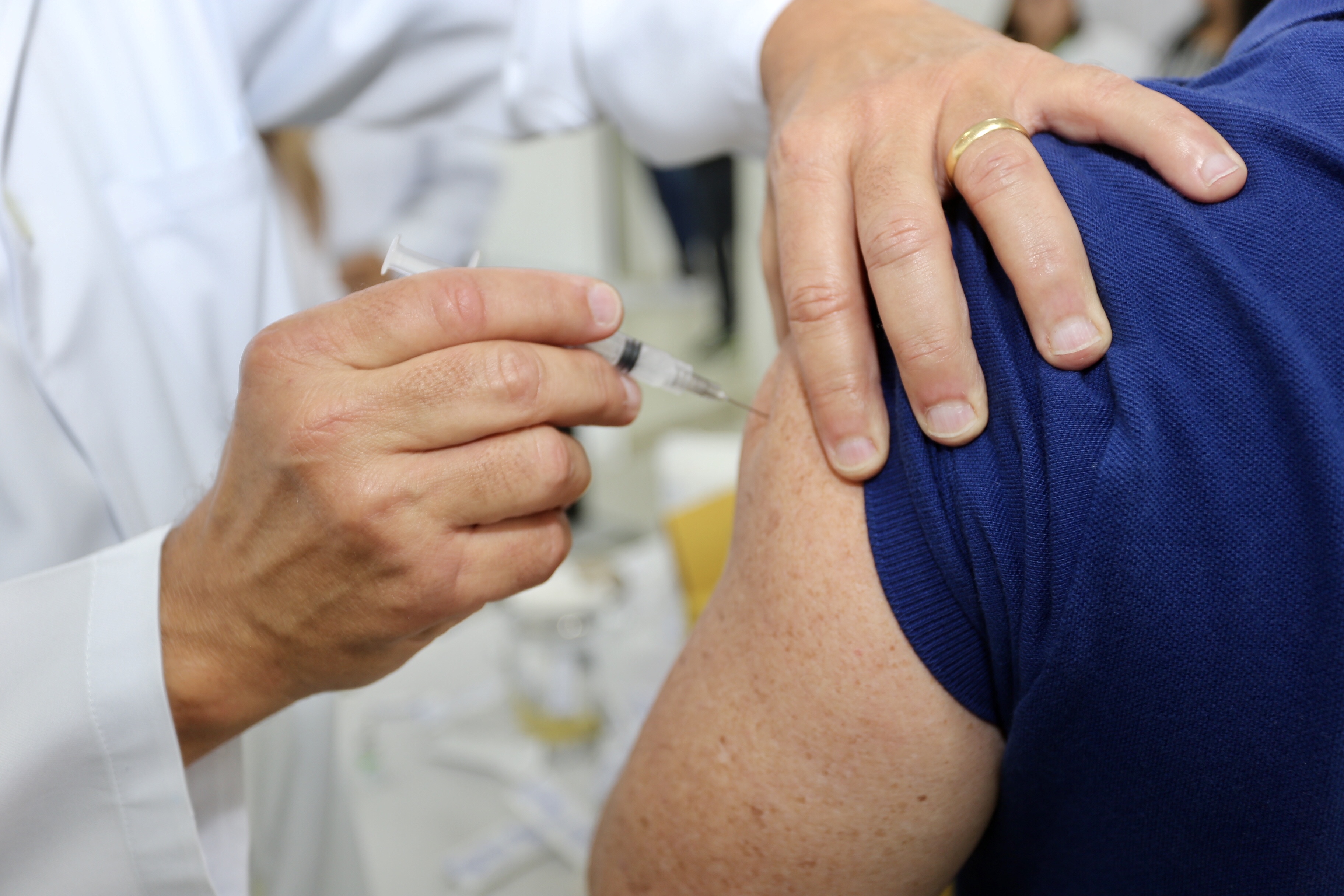 Guarujá inicia campanha de vacinação contra a gripe com drive-thru nesta terça