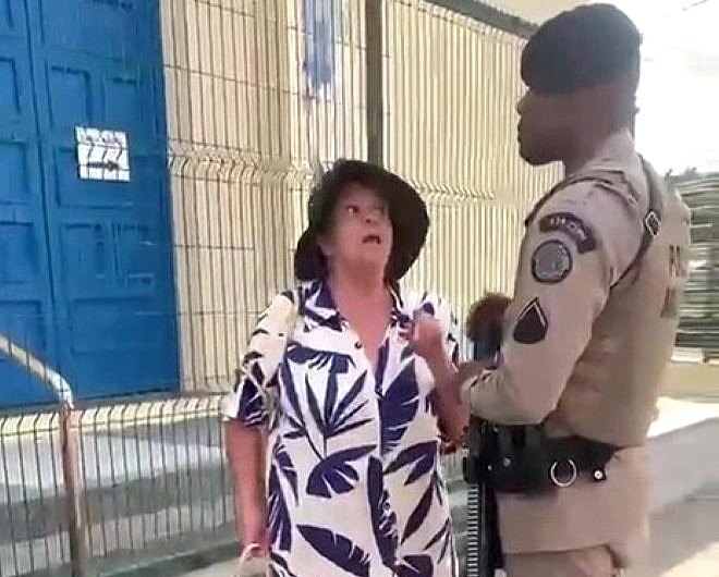 Juíza decreta prisão de idosa acusada de injúria racial contra policial