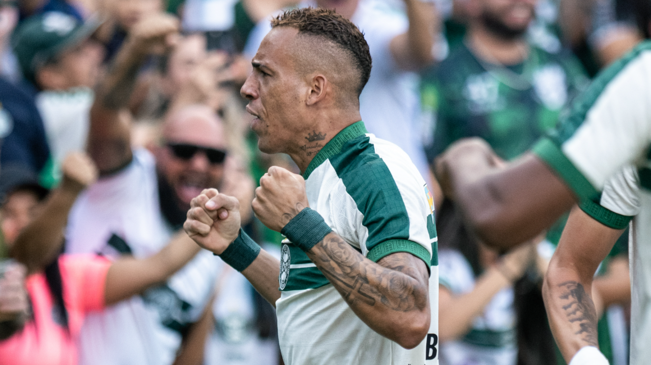 Coritiba vence Atlético em tarde de goleiro inspirado e lambança de Lyanco