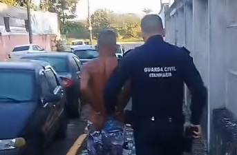 Homem é preso após ameaçar companheira e irmão com facão em Itanhaém