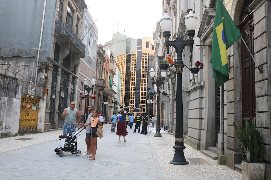 Sessão imersiva na Unisanta revisita apagamento da cultura negra na Rua XV de Novembro
