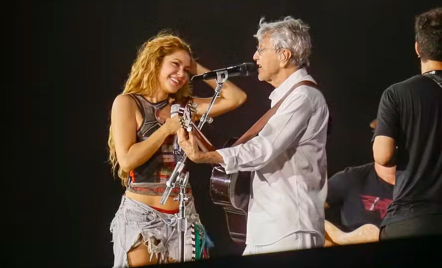 Shakira samba com bateria da Tijuca e canta com Ivete, Bethânia e Caetano Veloso