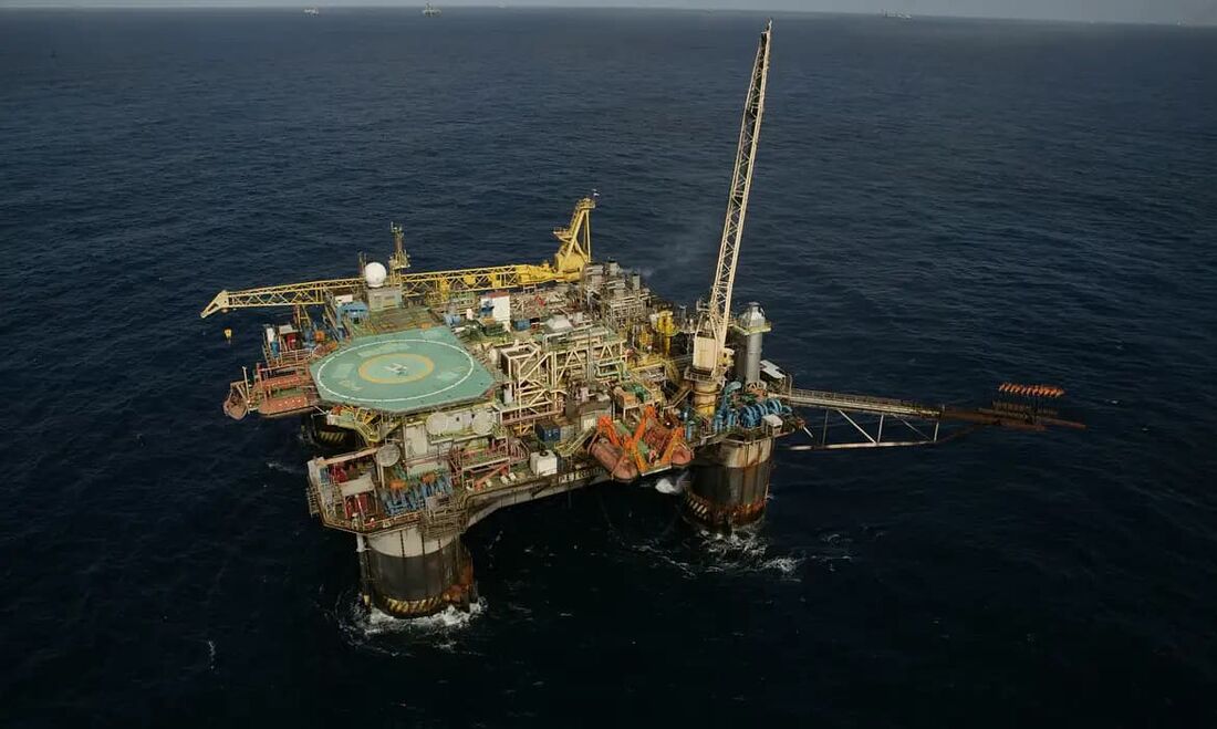 Petróleo recua com sinais de avanços nas negociações EUA-Irã e retomada em Hormuz