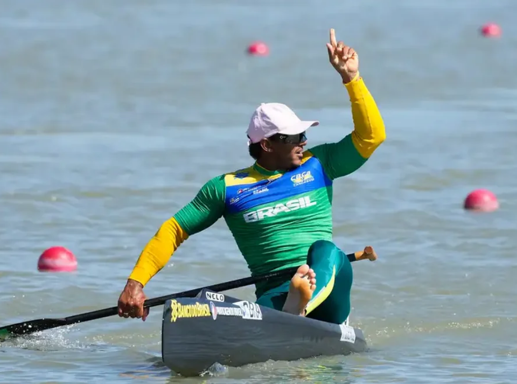 Isaquias Queiroz conquista medalha de prata na Copa do Mundo de canoagem