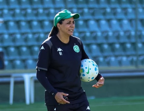Primeira auxiliar técnica na Série A, Nívia celebra chance, mas ainda destaca barreiras