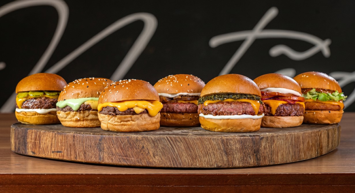 Bom Beef Burgers celebra Copa do Mundo com cardápio temático especial