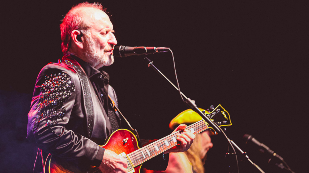 Men at Work faz show em SP com hits dos anos 80 e clima de karaokê