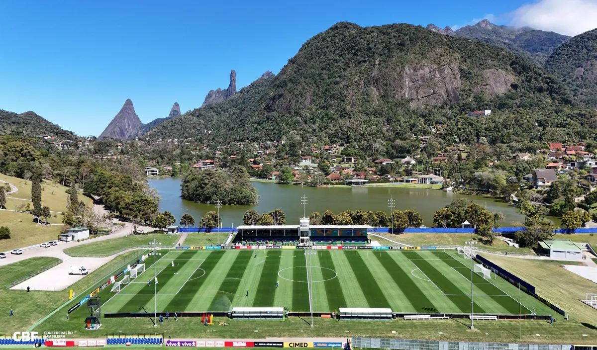 Helicóptero de Neymar atrai multidão, e seleção se apresenta na Granja