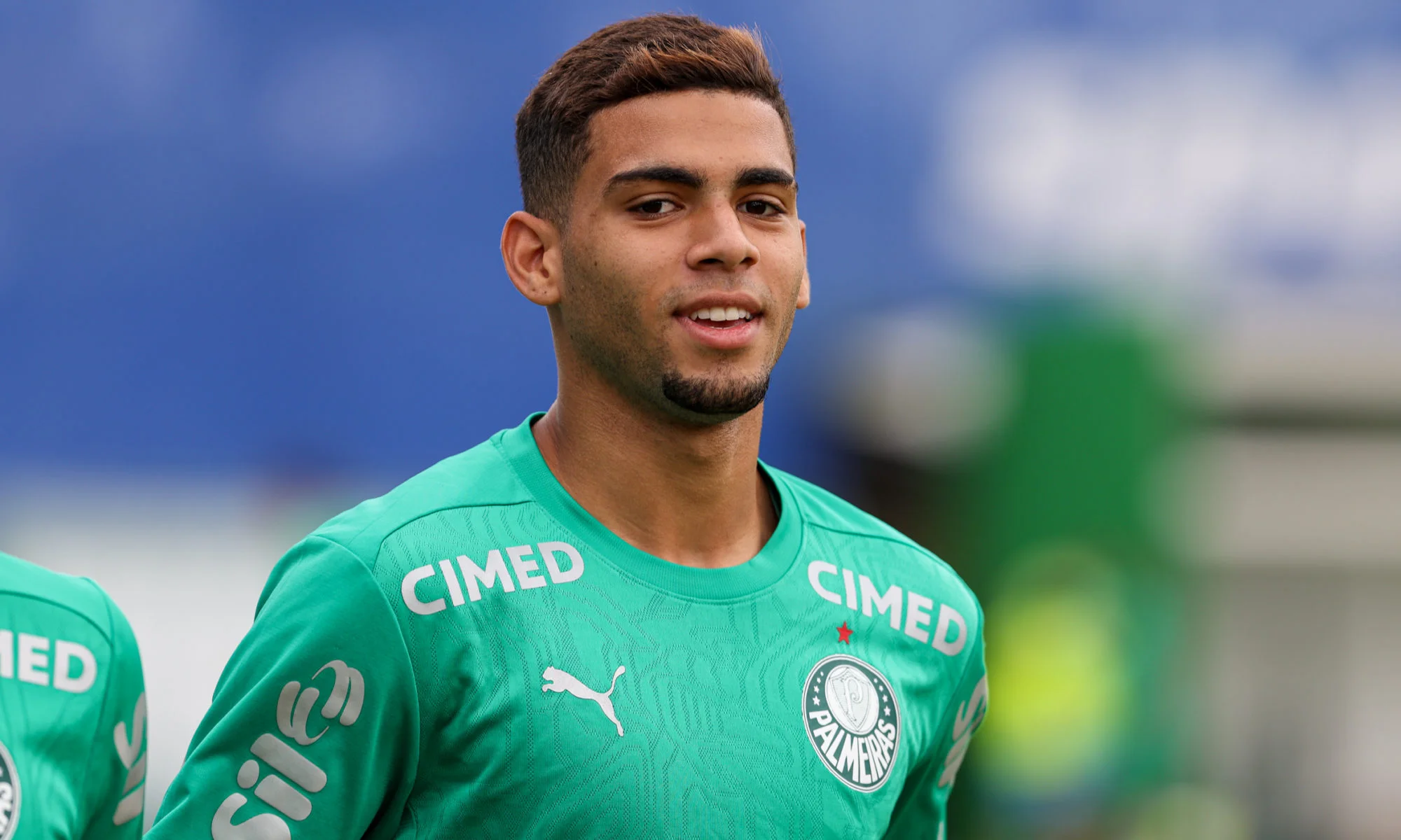 Arthur sofre edema, e Palmeiras segue com problemas na lateral